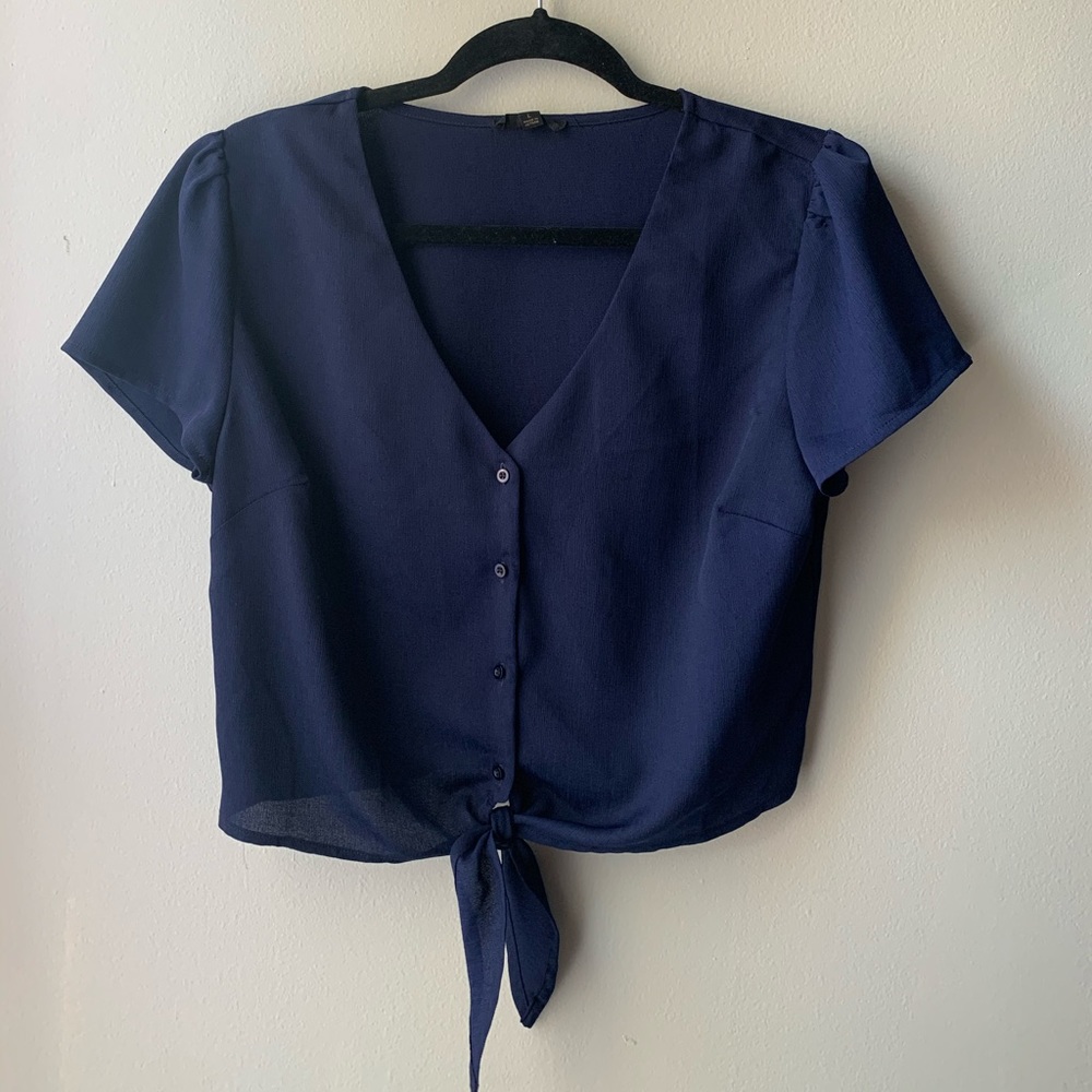 CROP BUTTON DOWN BLUE BLOUSE. FALL FASHION.